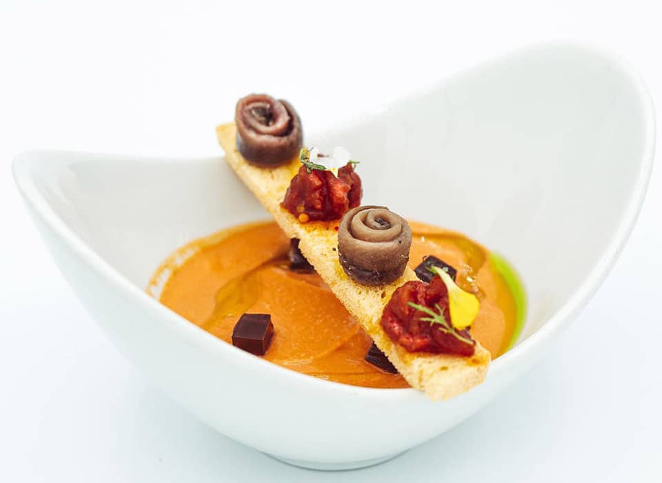 Plato de Gazpacho Andaluz con aceite de oliva Isbilya