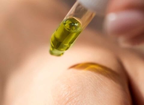 Aplicación de AOVE de Isbilya para el cuidado de la piel, mostrando sus propiedades hidratantes y nutritivas.