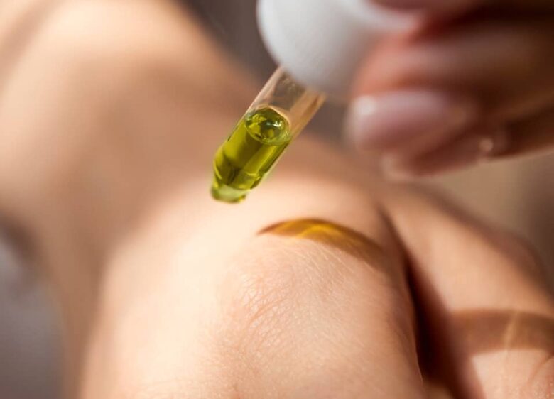 Aplicación de AOVE de Isbilya para el cuidado de la piel, mostrando sus propiedades hidratantes y nutritivas.