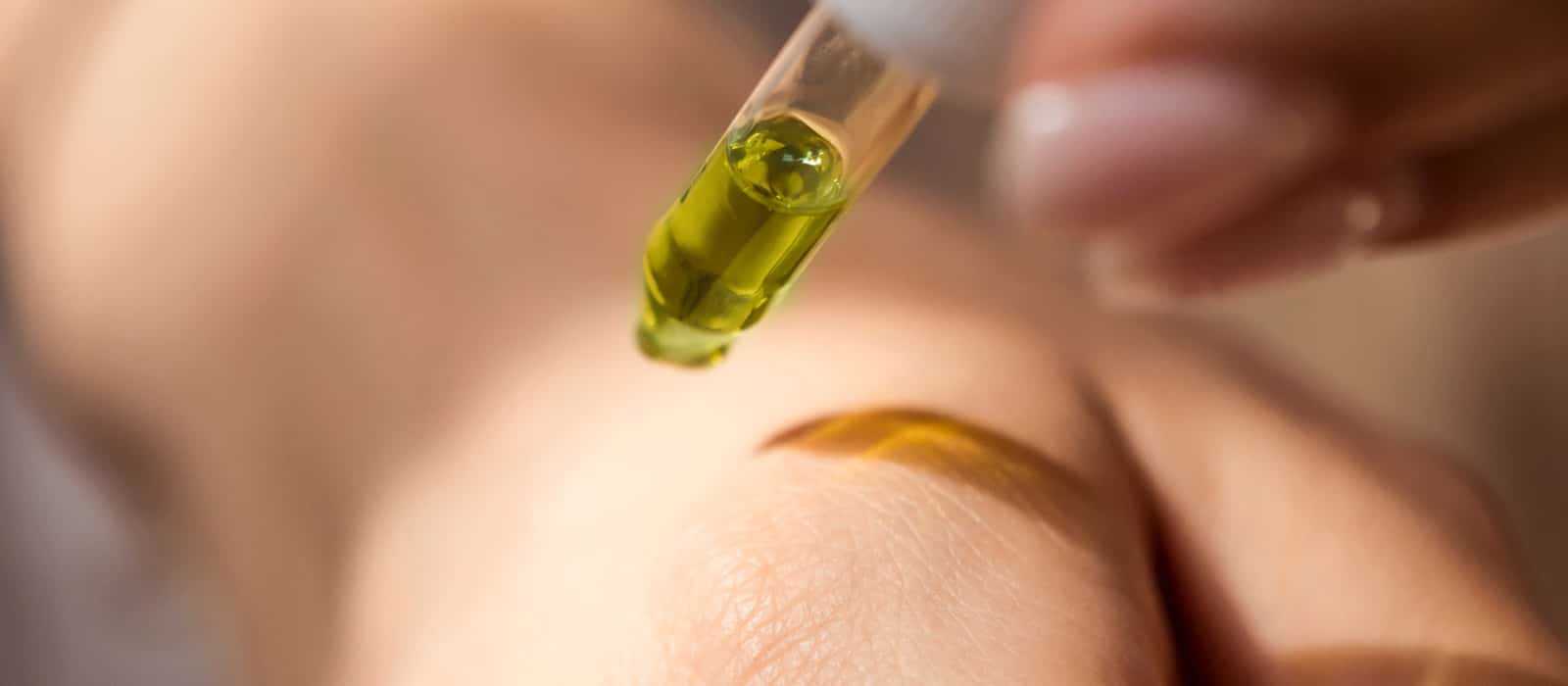 Cuidado de la Piel y AOVE – Belleza Natural con Isbilya Aplicación de AOVE de Isbilya para el cuidado de la piel, mostrando sus propiedades hidratantes y nutritivas.