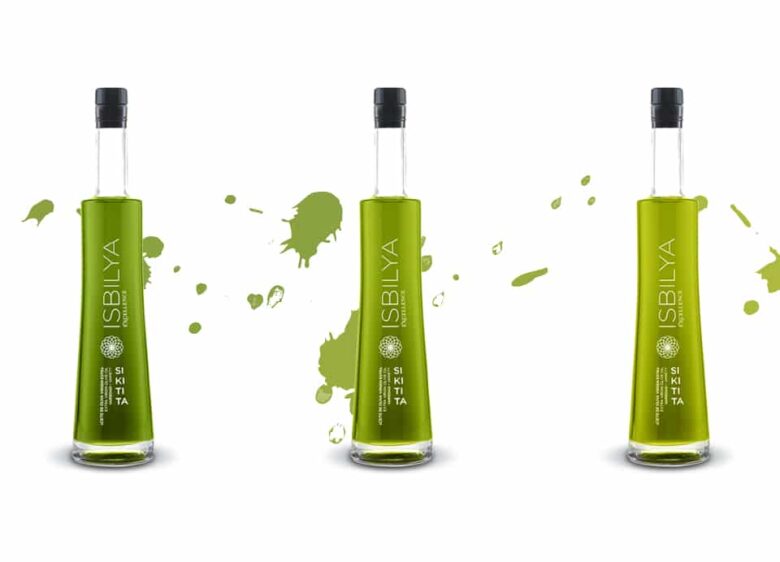 Botella de AOVE con variaciones en su color, ilustrando la decoloración debida a factores de producción y almacenamiento