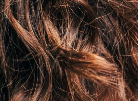 Imagen representativa de cabello saludable, mostrando los beneficios del aceite de oliva Isbilya para el cuidado del pelo.