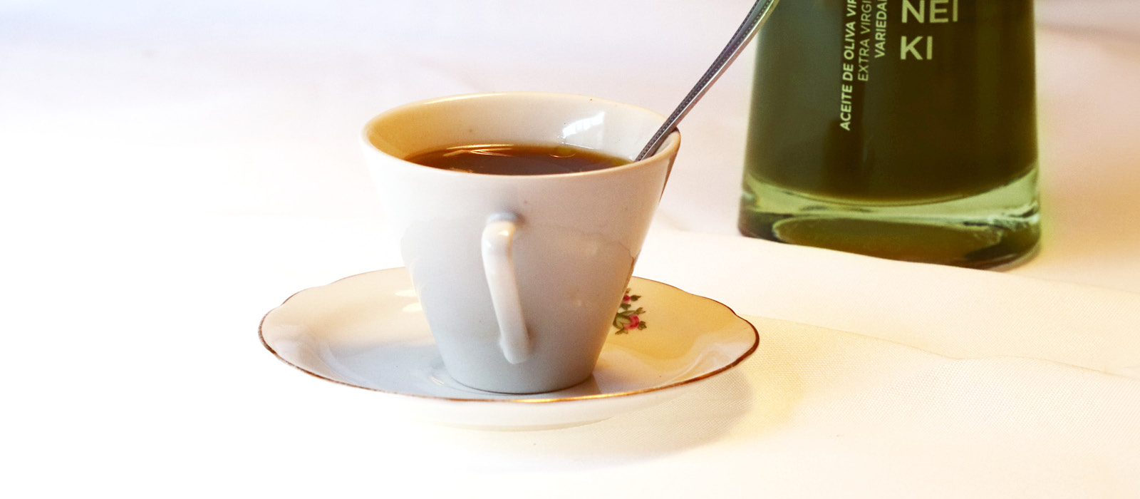 Café con AOVE: Experiencia Sensorial Isbilya Taza de café acompañada de aceite de oliva virgen extra Isbilya, representando una experiencia sensorial única.