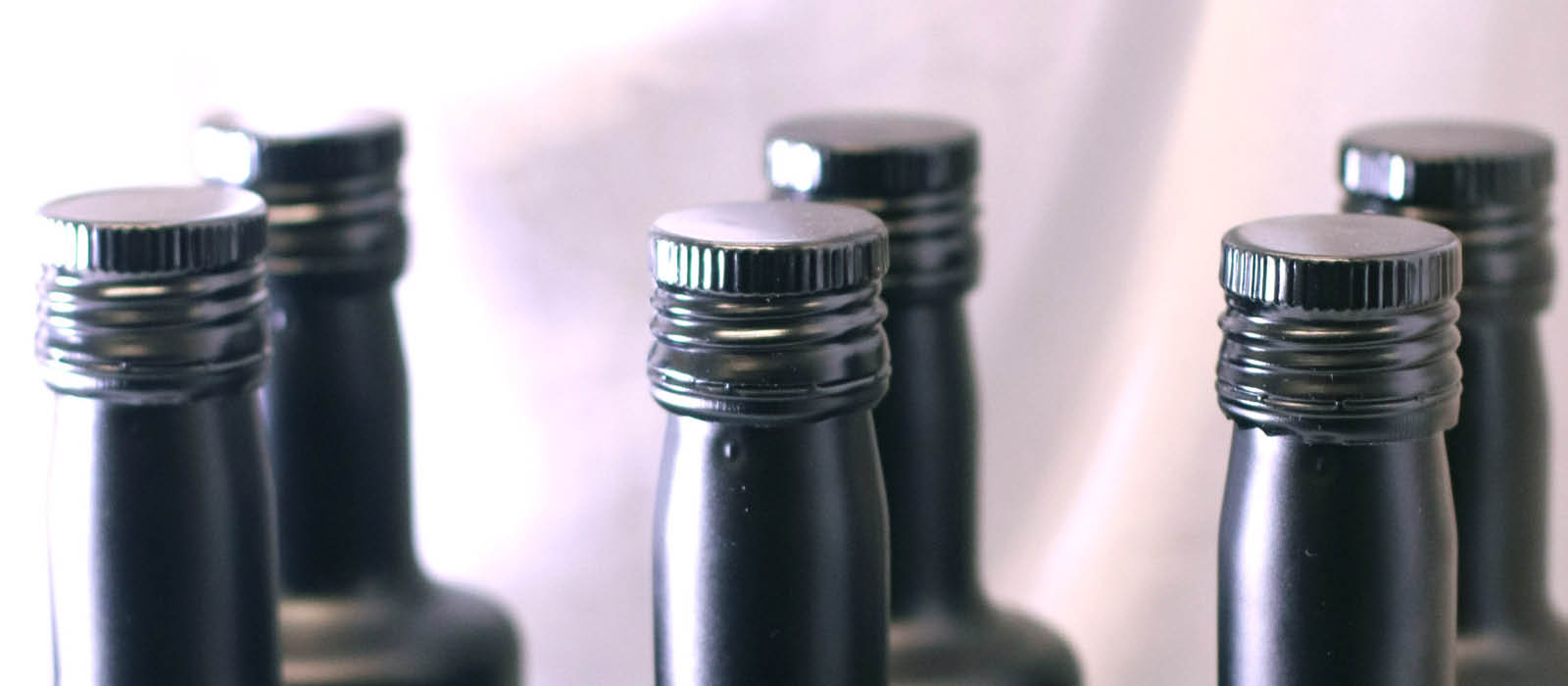 Botellas de aceite de oliva virgen extra protegidas de la luz