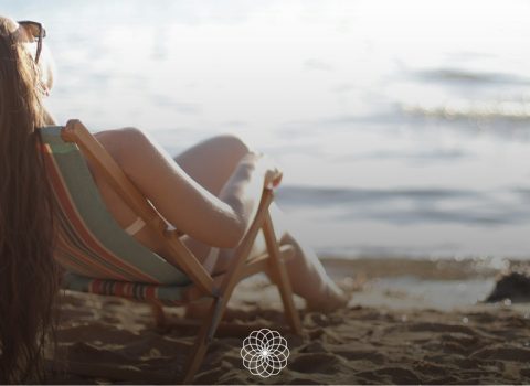 Chica tomando el sol relajándose y cuidándose con AOVE Isbilya