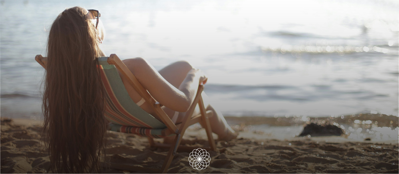 Verano healthy con AOVE | Isbilya Chica tomando el sol relajándose y cuidándose con AOVE Isbilya
