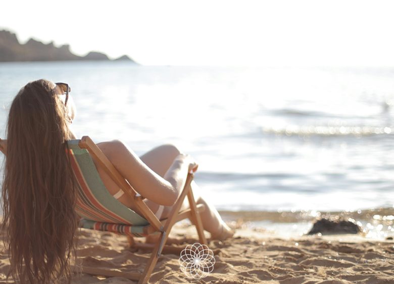 Chica tomando el sol relajándose y cuidándose con AOVE Isbilya