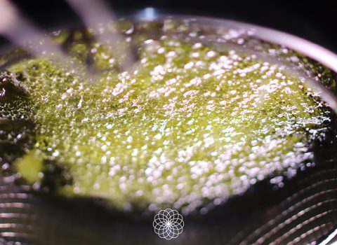 Patatas friéndose en una sartén con AOVE